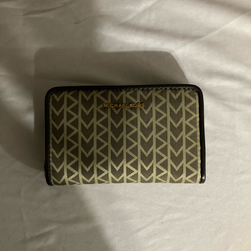 NWT Michael Kors Chevron Wallet in Brown and Cream - Picture 1 of 4